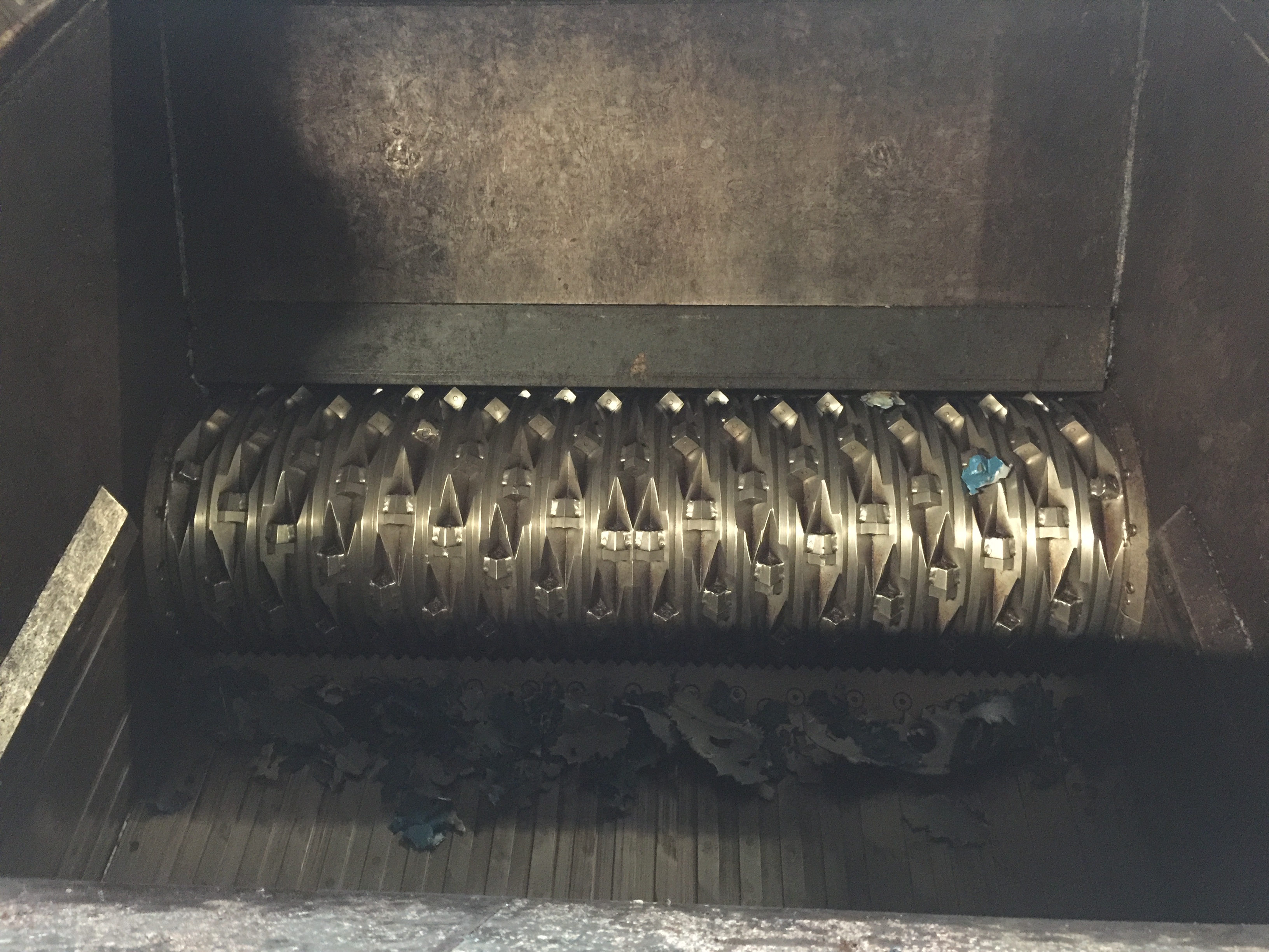 Plastic grinder cutting chamber