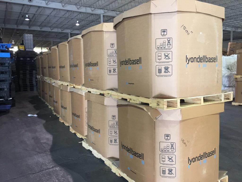 Organized industrial plastic material staged in gaylords